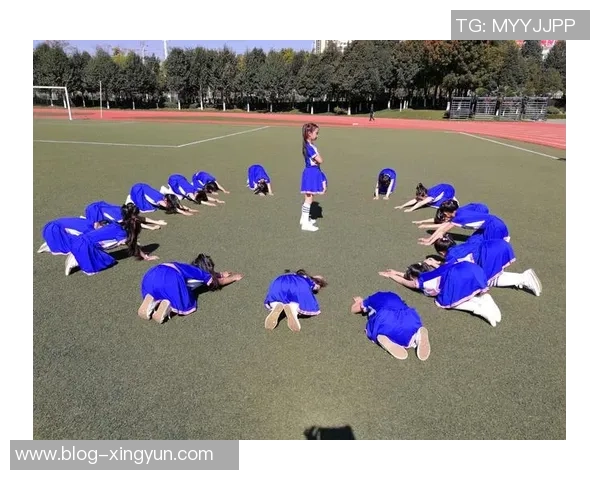 独特签名足球装裱艺术展现运动激情与收藏价值的完美结合 独特签名足球装裱艺术展现运动激情与收藏价值的完美结合