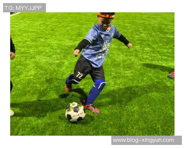 琪琪爱足球的梦想之路：从小球迷到绿茵场上的闪耀明星