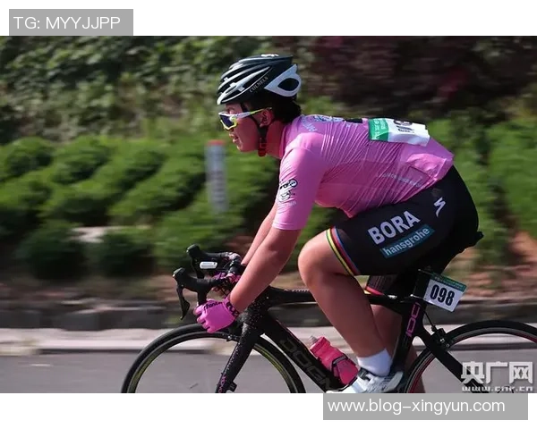 蹦床足球大战：在空中飞跃的激情对决与团队合作的极限挑战